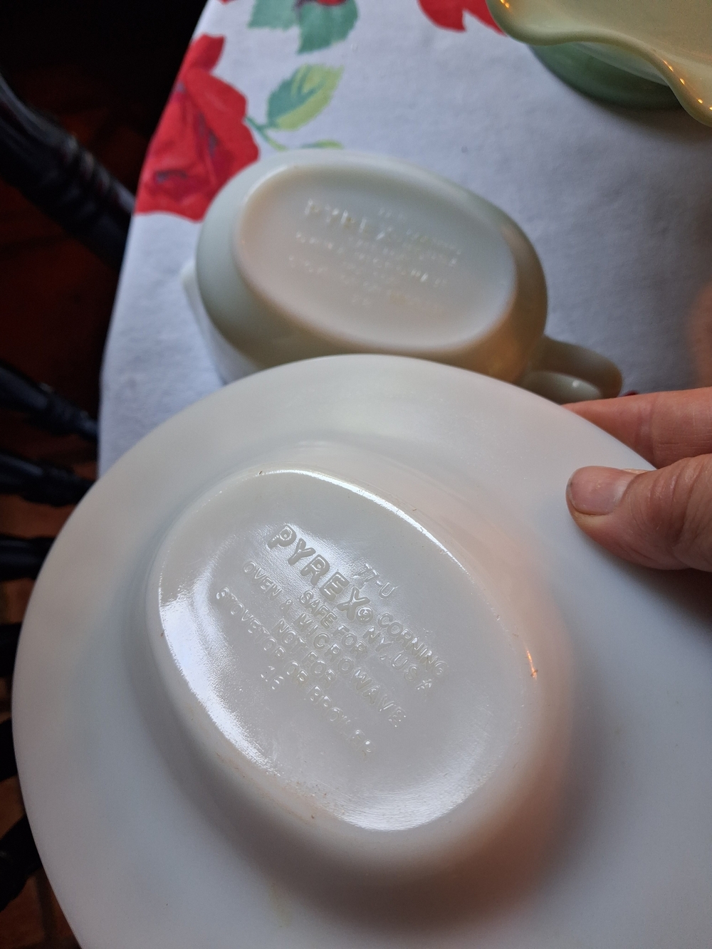 Pyrex White Gravy Boat with Gold Floral Design and Underplate/butterfly Gold - Picture 4 of 4